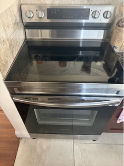 Samsung Electric Range – Cooktop Works, Oven Needs Repair