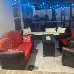 Selling a sofa set.