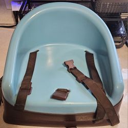 The boosterPOD by Prince Lionheart makes sitting at the table safe, comfortable and fun! The soft seat design and practical base 