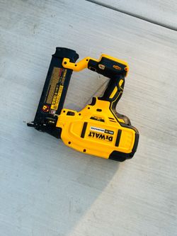 Dewalt 20V XR Cordless 18-Gauge Brad Nailer (TOOL ONLY)