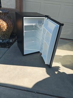 Whirlpool mini fridge 100 firm no less like new see pictures