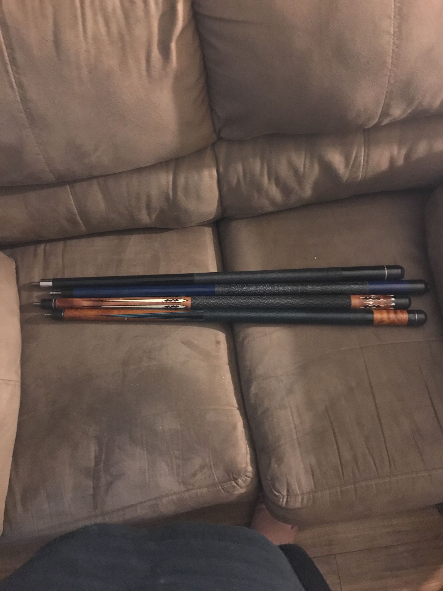 4 pool cues 2 cases