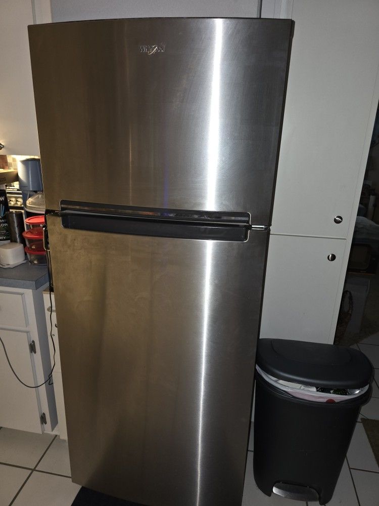 Whirlpool 28" Fridge W/ Ice Maker