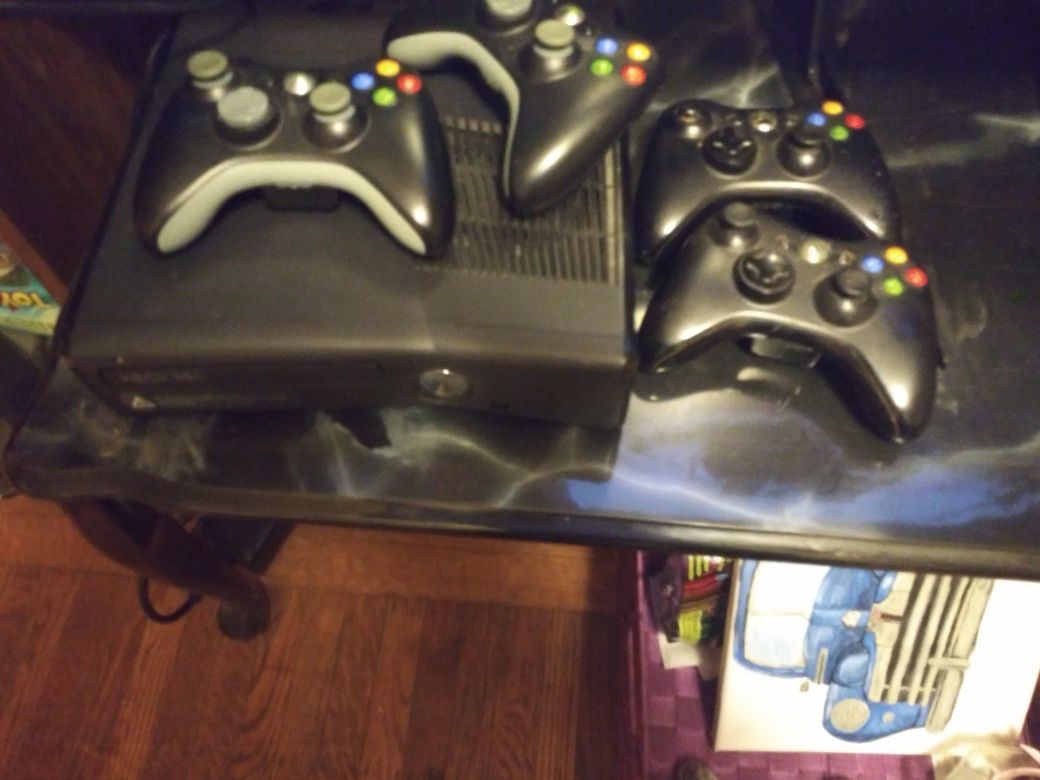 Xbox 360 120gb 3 controllers black opps and nfl 2012 game best offeer