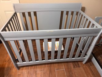 Cribs/toddler bed