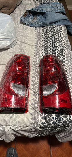 99/06 Tail Lights With Harness