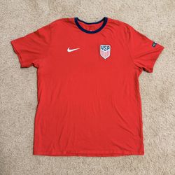 WORLD CUP SOCCER 2026 NIKE FC / AUTHENTIC USA USMNT THE NIKE TEE Shirt w/ Crest Badge / Mens XX-Large XXL 2XL / Like New w/o Tags! / Red, White & Blue