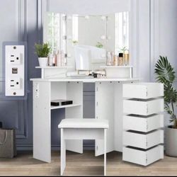 I Have This Beautiful Vanity Shoot Me a Text If You Are Interested 