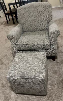 Pattern arm chair with ottoman by Havertys details in the photos pickup Gaithersburg md20877
