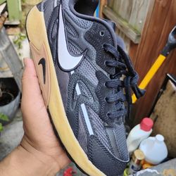 NIKE LOW SIZE 6 Y 