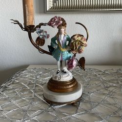 This is a French Louis XV-style porcelain figural boudoir table lamp