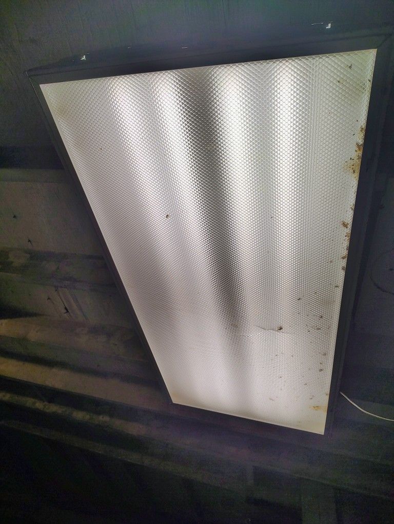 Working Overhead Tube Light