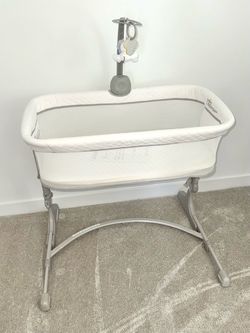 Arms reach co sleeper bassinet for on the bed