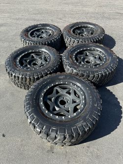 Jeep 20” Walker Evans Wheels And 35” BFGoodrich KM2 Mud Terrain Tires