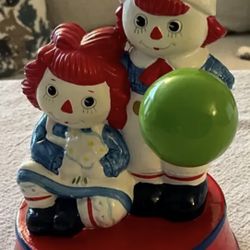 Vintage 1972 Fitz & Floyd music box features the beloved characters Raggedy Ann and Andy, with Andy holding a balloon