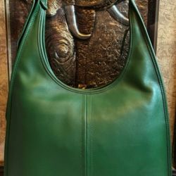 Coach Vintage Houndstooth Suede Kisslock Handbag 

Crafted with plush suede in a classic brown and white houndstooth pattern
Features a kisslock top f