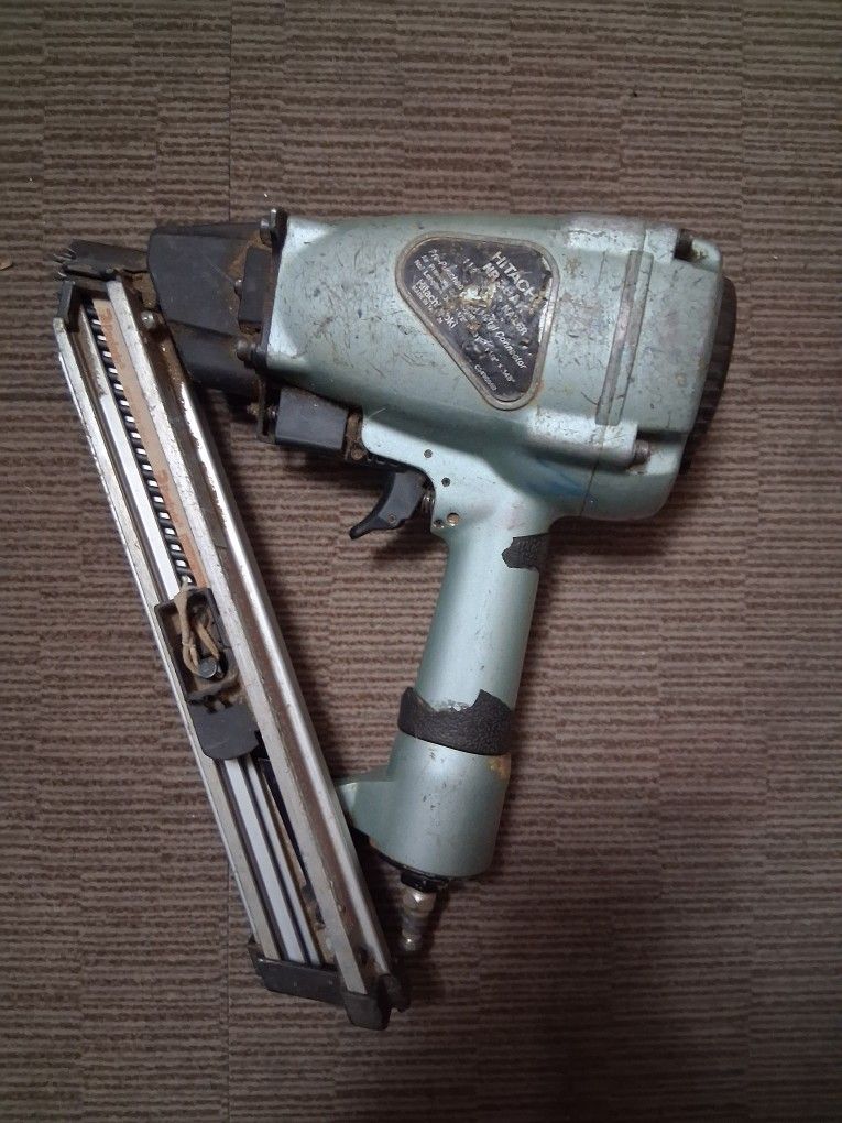 Hitachi Pneumatic 1 1/2" Strip Nailer Nail Gun