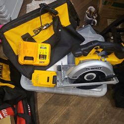 New Dewalt 20 V 6 1/2 Saw