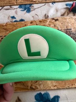 Cots play hat Luigi