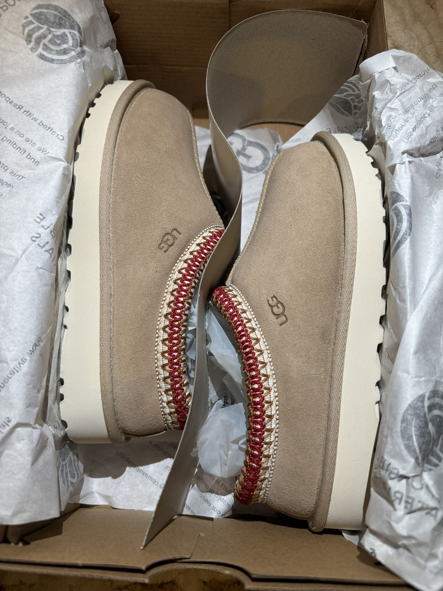 Tasman Ugg Sand/Dark Cherry