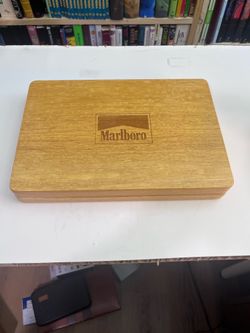 Vintage Marlboro  Oak Poker Set Collectable