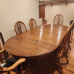 DINNING ROOM TABLE AND CHAIRS OAK