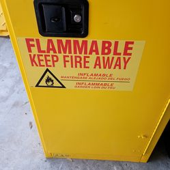 Flammable storage cabinet