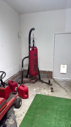 Everlast Heavy Bag with Stand – Great Condition