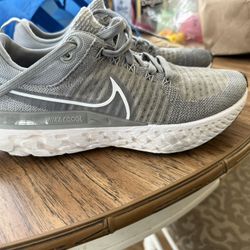 Nike Flyknit Running Shoes Size 7