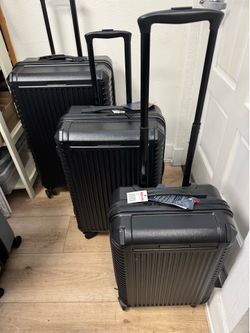 Hard sided 3 pcs.  set with spinner wheels