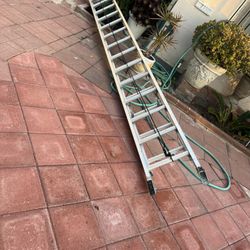 Escalera de 32 pies de aluminio, casi nueva, buena marca