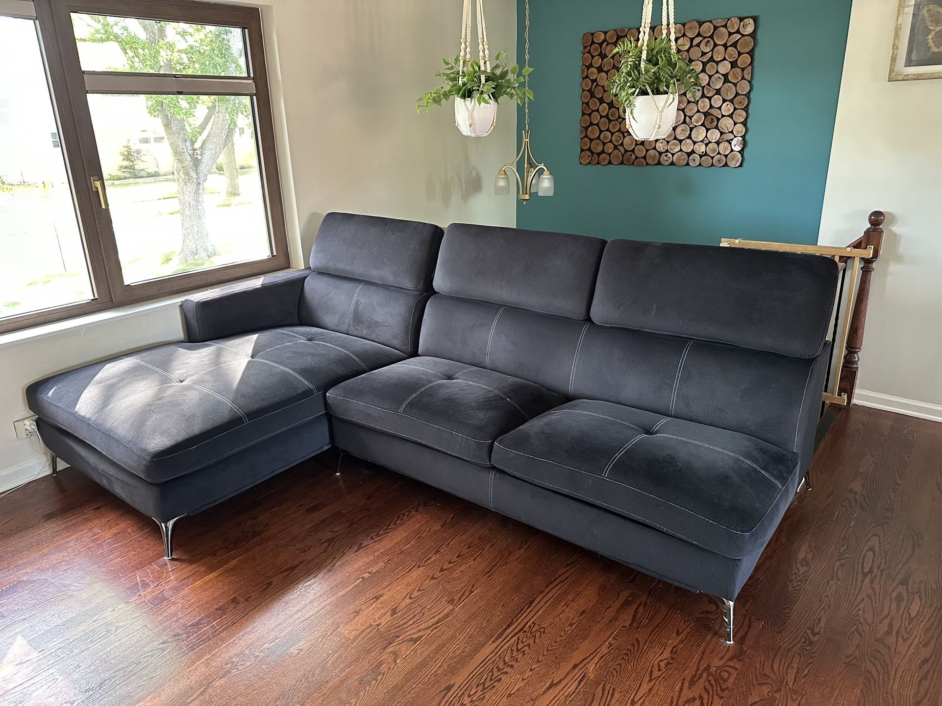 Selling this comfy modern sectional in Very good  shape