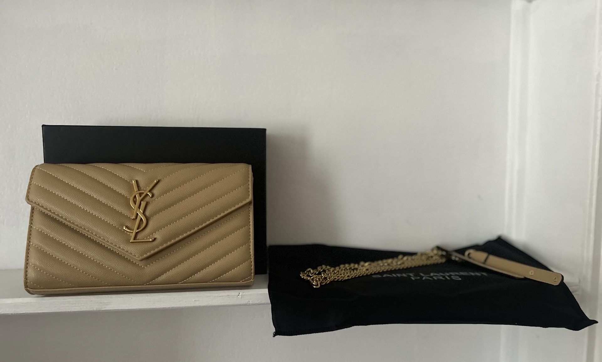 CASSANDRE ENVELOPE CHAIN WALLET IN GRAIN DE POUDRE LEATHER