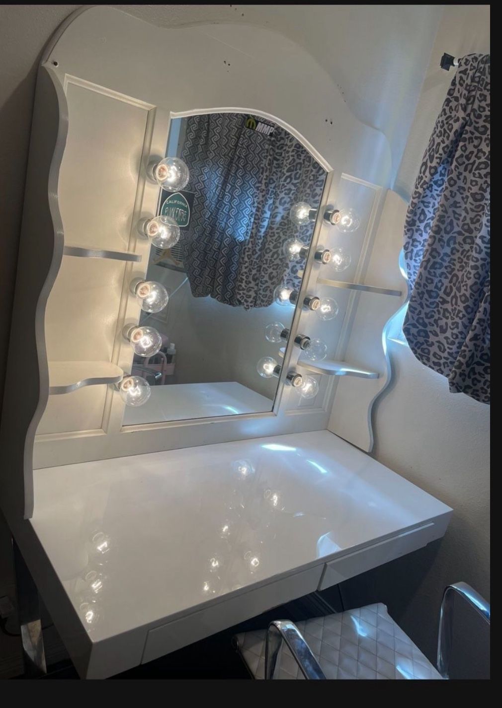 Vanity Desk With Mirror And Chair