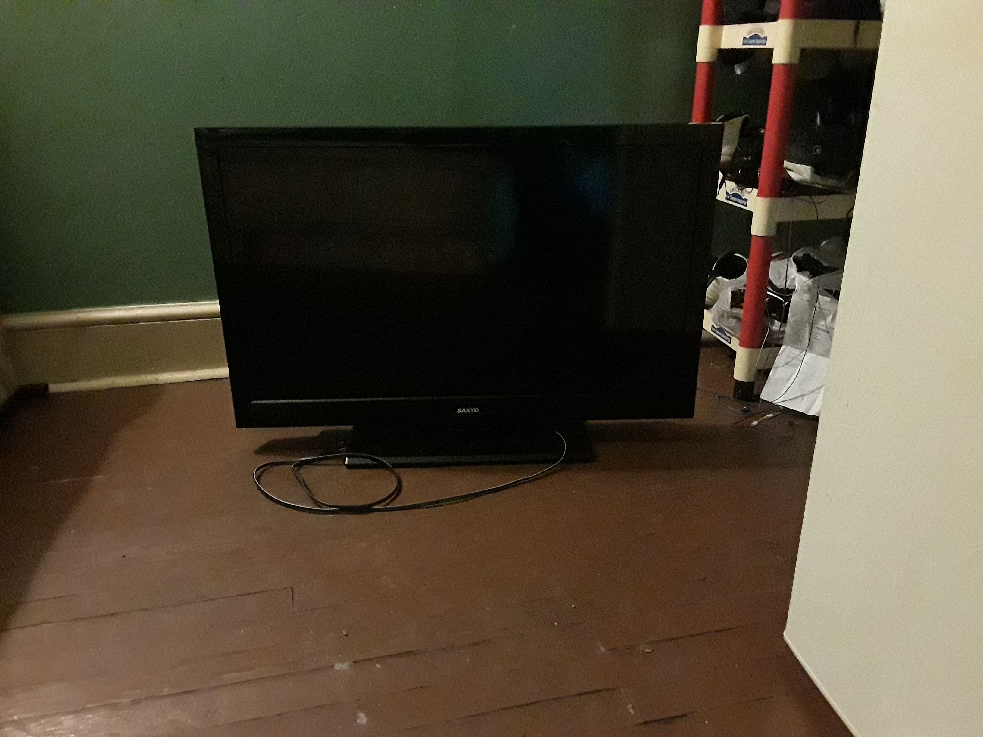 tv sanyo 38 Inch flat screen with control