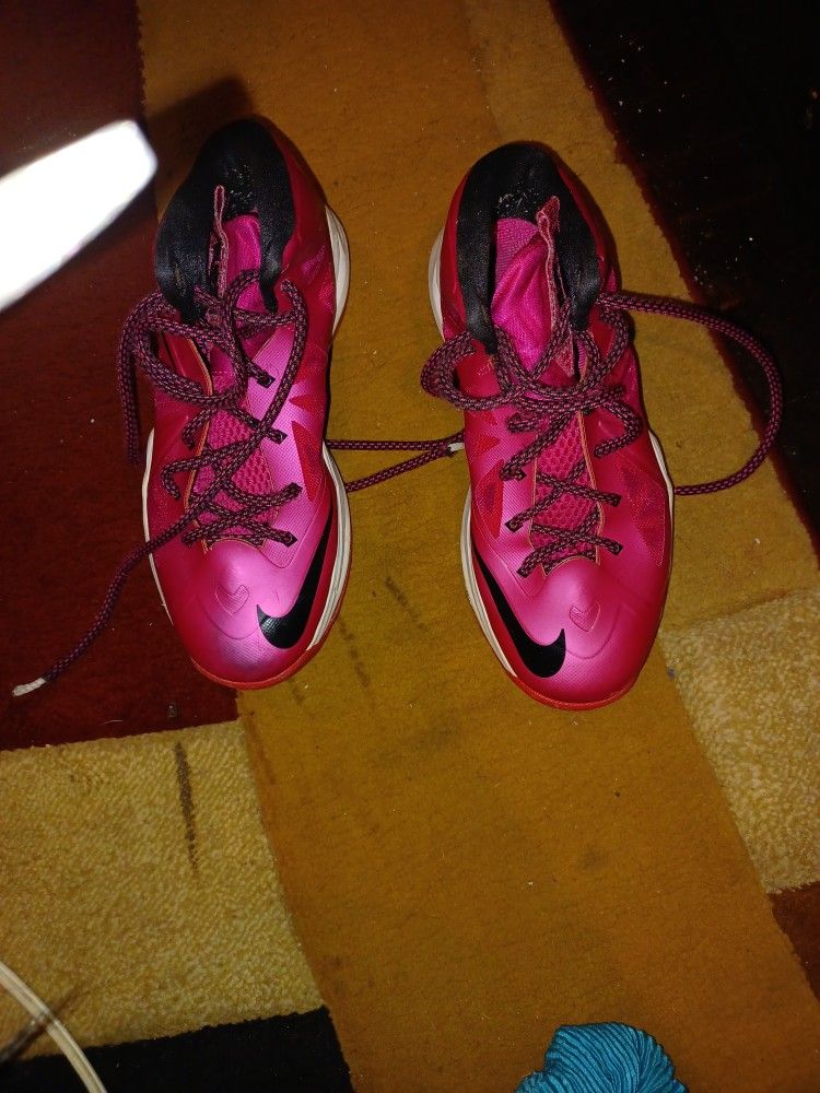 Nikes Size 5.5