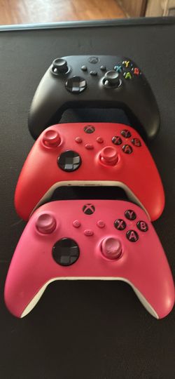 3 Xbox controllers