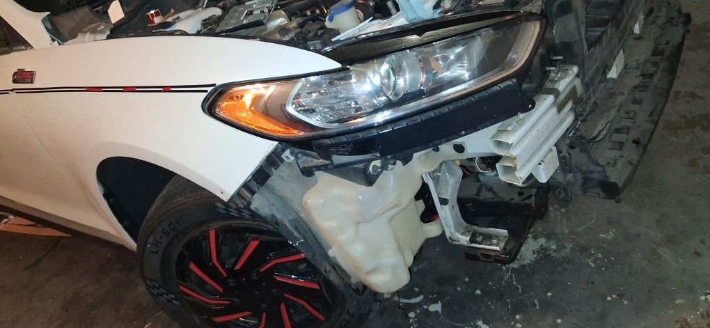 Ford Fusión.  Estoy Vendiéndolo Por Partes O Completo Txt. Estaba En Proceso De Amar Transmisión Motivo De Venta Ya Pronto Llega Otro Miembro Ala Fami