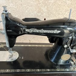 Maquina De Coser Trabaja Bien 