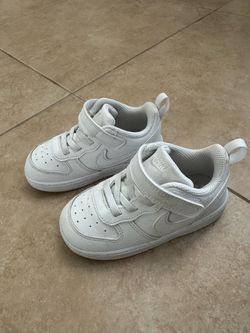 Nike Toddler White Sneakers with Velcro Strap - 8C