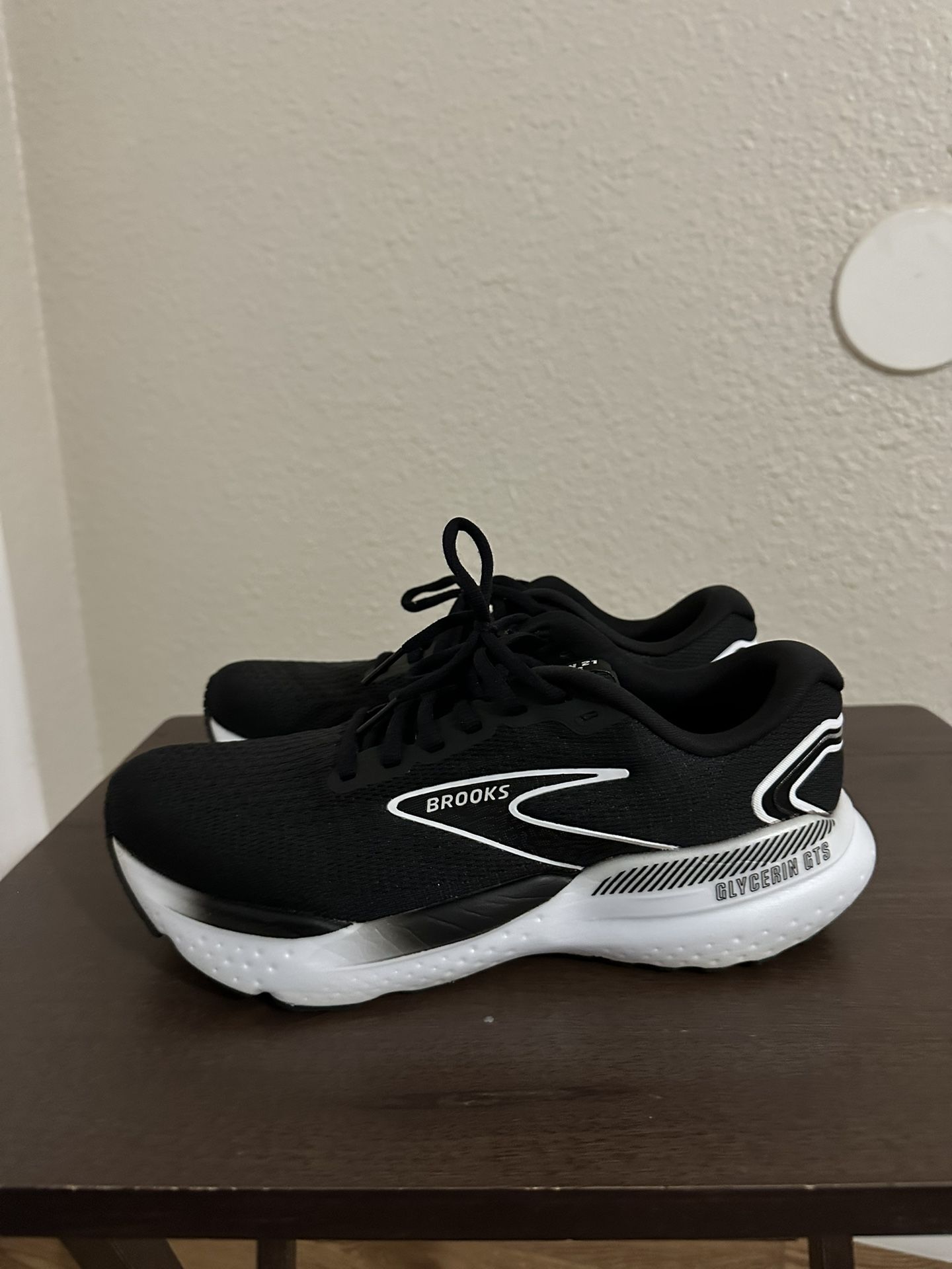 Brooks Shoes. Good Condition. Men Size 
