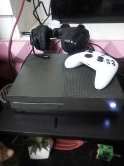 Xbox one s with controller and gaming headset