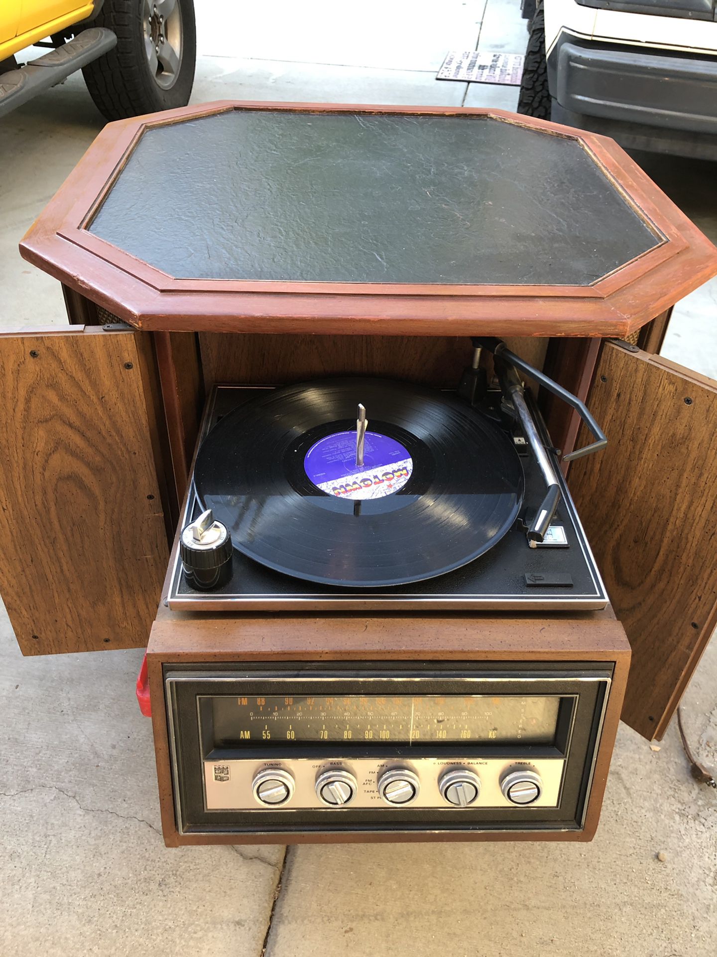 1970’s Magnavox Stereo cabinet/table