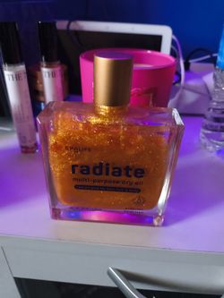 Shimmering body oil