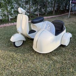 Licensed 12V Vespa 150 Dual Seater Tricycle Sidecar