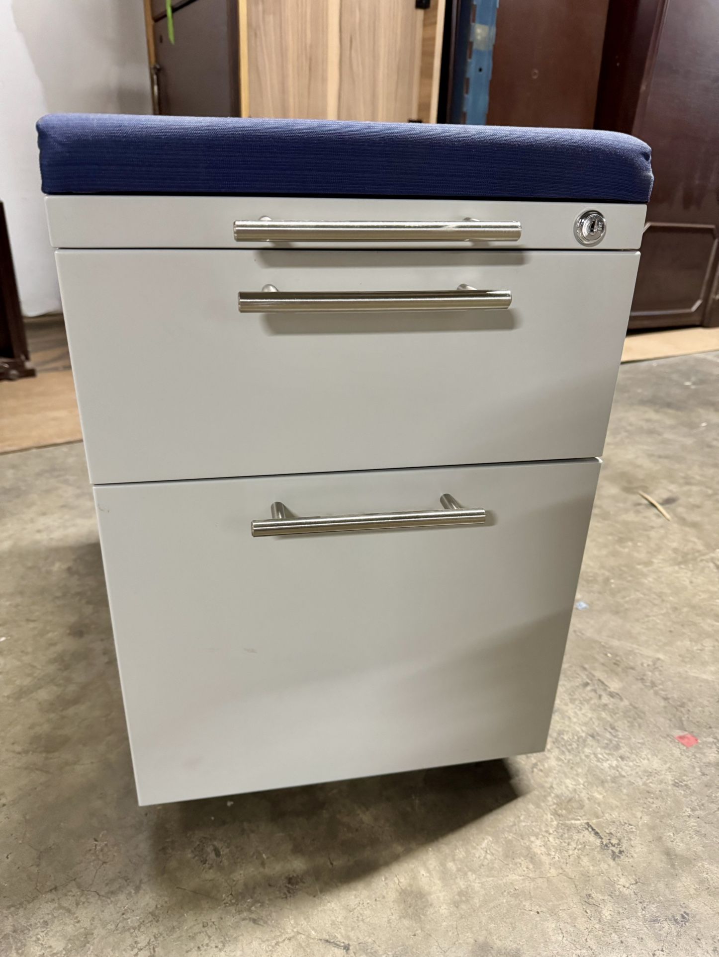 Mobile Pedestal Drawers w/Silver Drawer Pulls