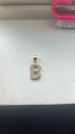 B initial ( pendent )