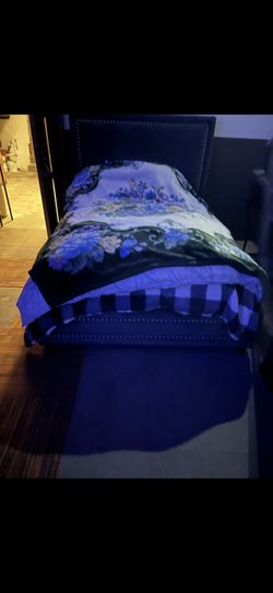 Full Bed With Mattress And Pillows And 5 Blankets 