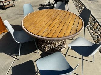 Round Outdoor Table Set