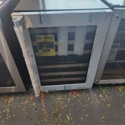 Amazing Viking 24 Inch Undercounter Wine Cooler 48 Bottles 5.2 Cu Ft VWUI524IGSS